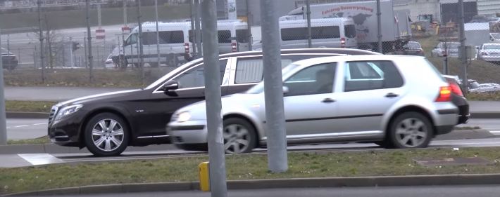 Mercedes-Maybach S600 Pullman рядом с VW Golf (размеры)
