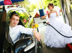 Невеста заправляет автомобиль