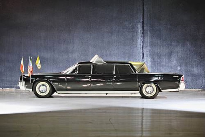 Фото Lincoln Continental "Popemobile" 1964 года выпуска