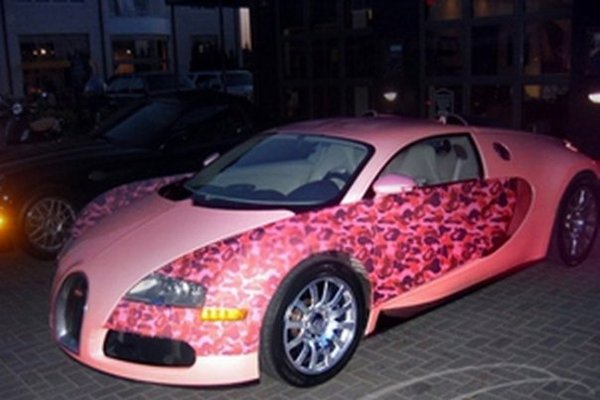 Фото розового Bugatti Veyron 
