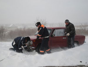 В Белоруссии сотрудники ГАИ оказывают помощь водителям