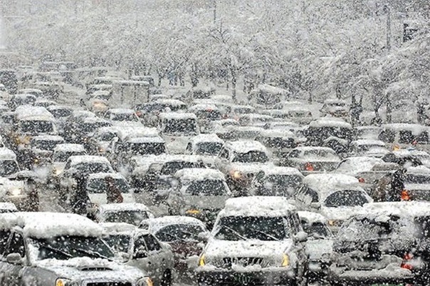 Снег парализует транспортные артерии города