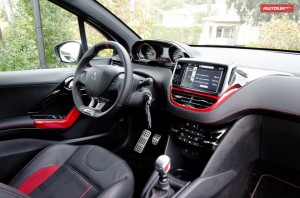  «Заряженный» Peugeot 208 GTI появится в Украине в августе