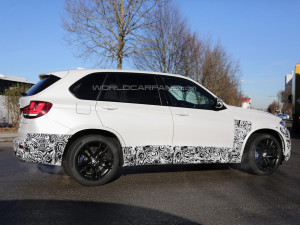 Новый BMW X5 M сфотографировали практически без камуфляжа