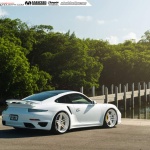 Porsche 911 (991) Turbo S на белых колесах ADV.1