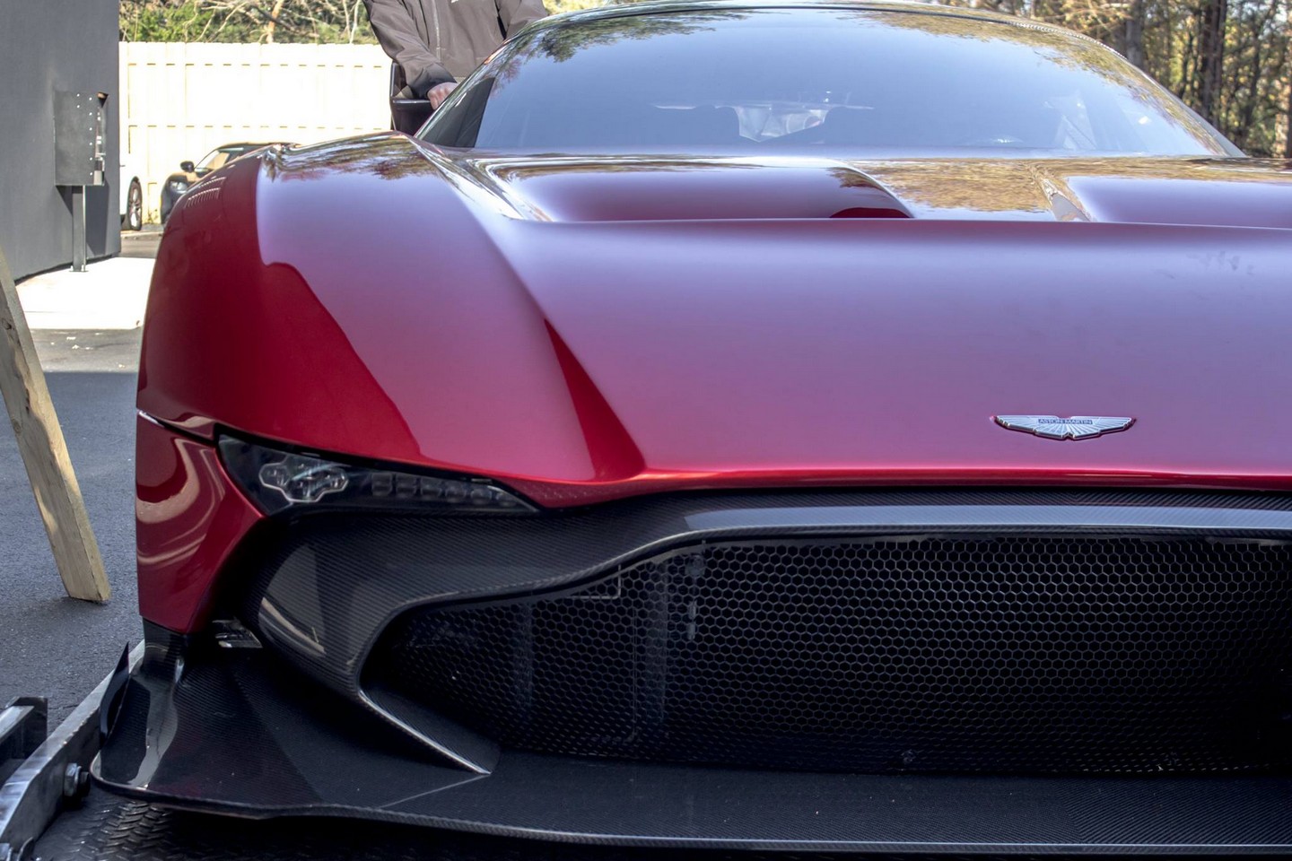 Огненно-красный Aston Martin Vulcan первый в США