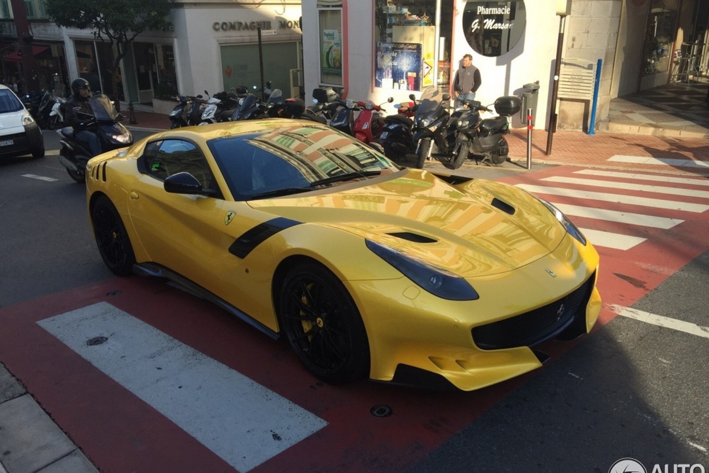 Ferrari F12tdf в Монако (желтый)