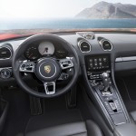 Porsche 718 Boxster S официальное фото, интерьер - руль + приборная панель
