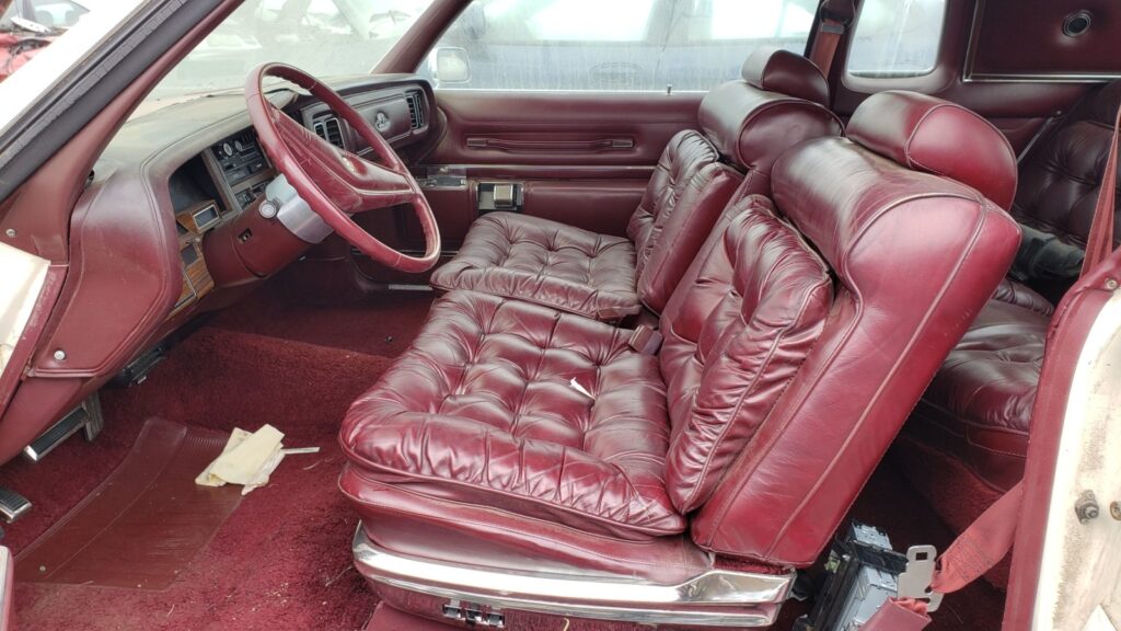 На свалке в Денвере обнаружили роскошный Chrysler New Yorker Brougham Hardtop Coupe 1976 года