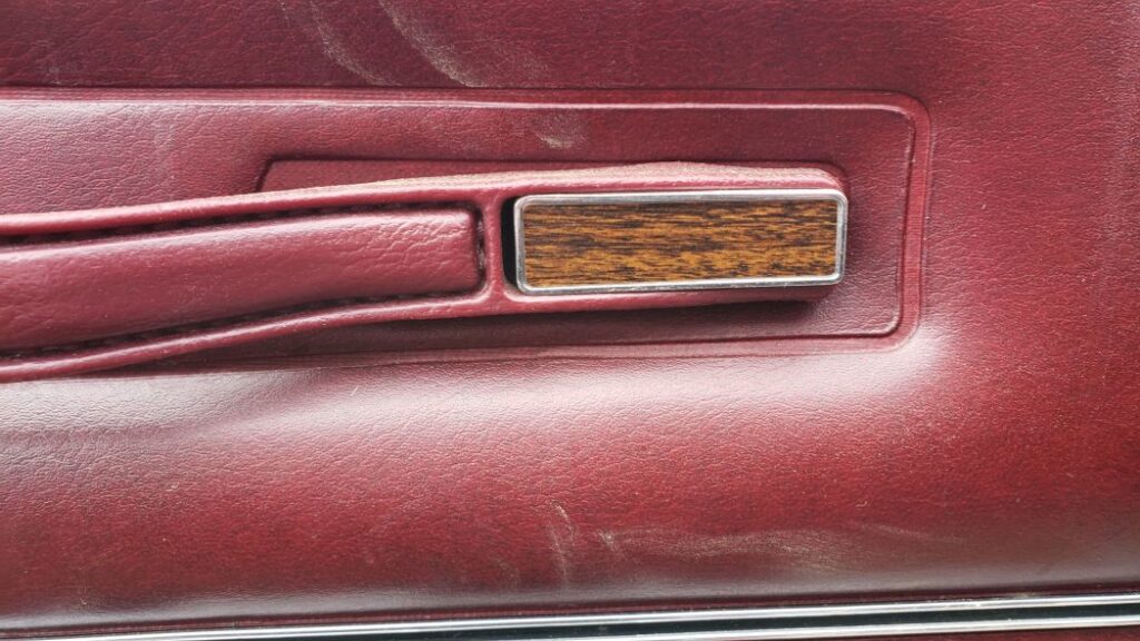 На свалке в Денвере обнаружили роскошный Chrysler New Yorker Brougham Hardtop Coupe 1976 года