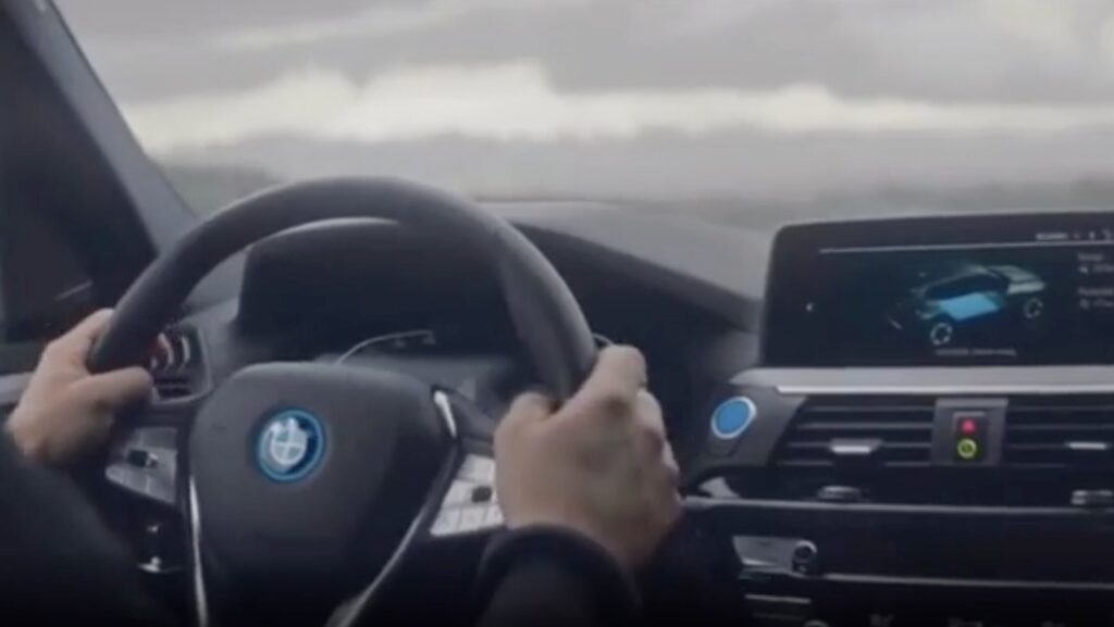 Новый электрический BMW iX3 полностью рассекретили на видео до премьеры