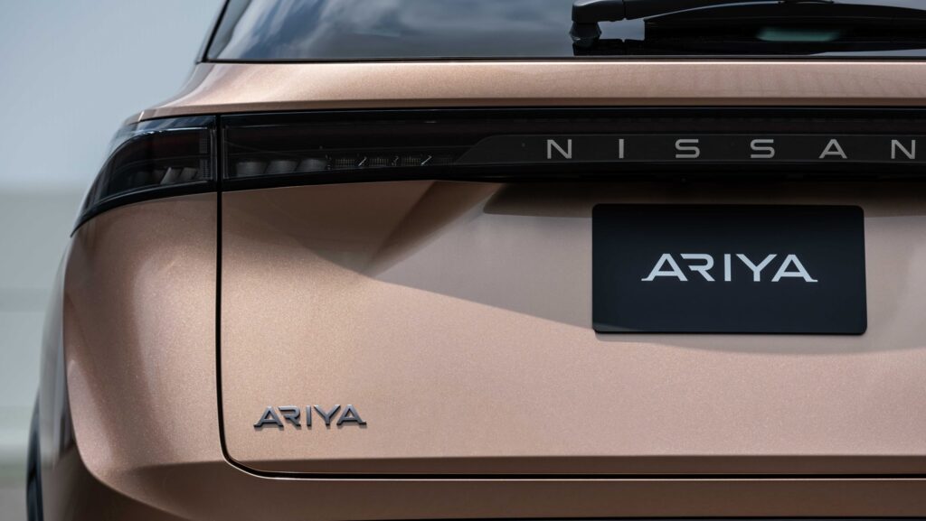 Новый электрический Nissan Ariya на фото