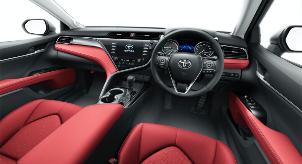 Toyota обновила Camry и показала особую версию в честь 40-летия выпуска