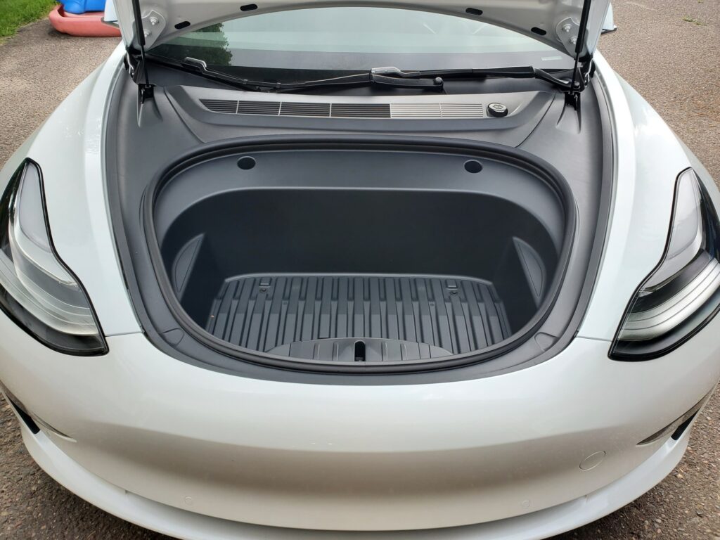 Tesla обновила и уменьшила передний багажник Model 3