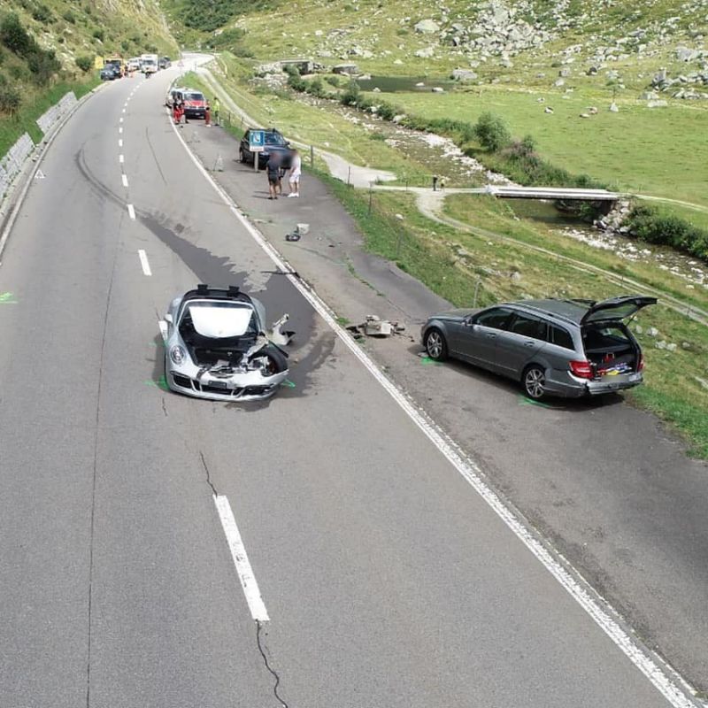 Bugatti Chiron за $3 млн попал в аварию с участием четырех автомобилей в Швейцарии