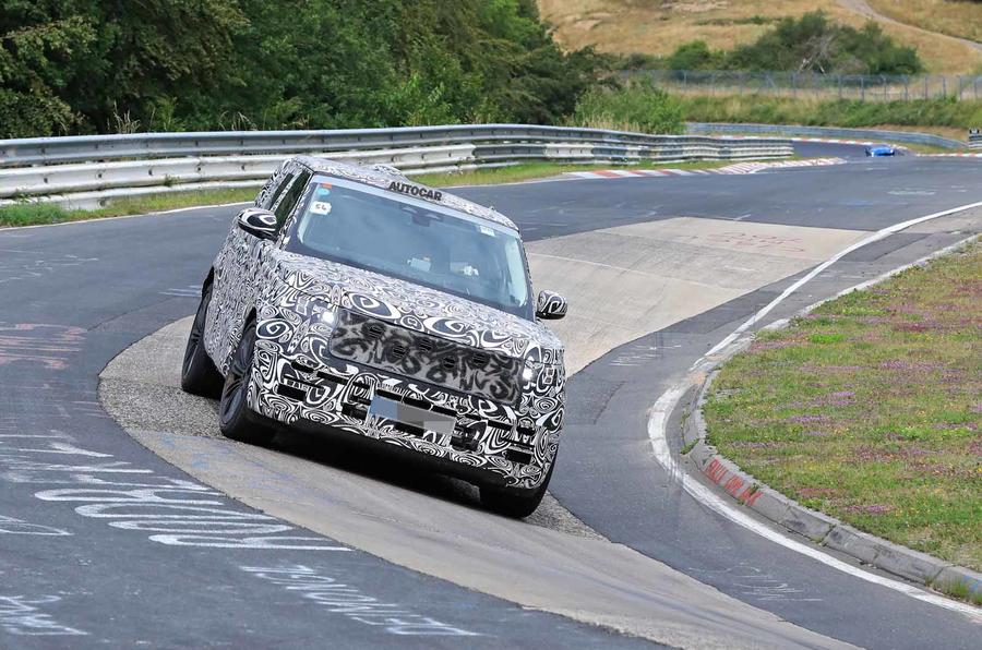 Land Rover тестирует новый Range Rover 2021 года на трассе в Нюрбургринге