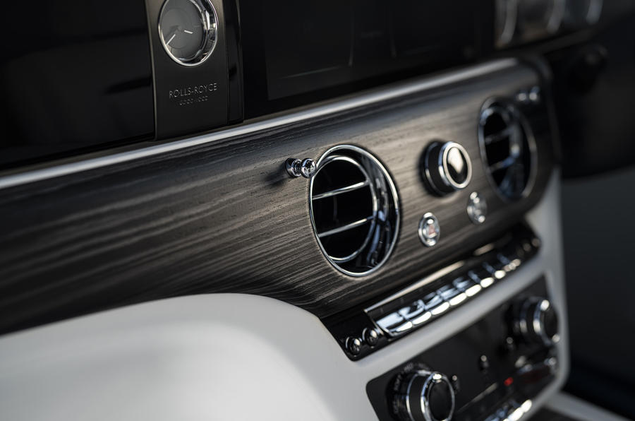 Компания Rolls-Royce представила обновленный роскошный седан Ghost