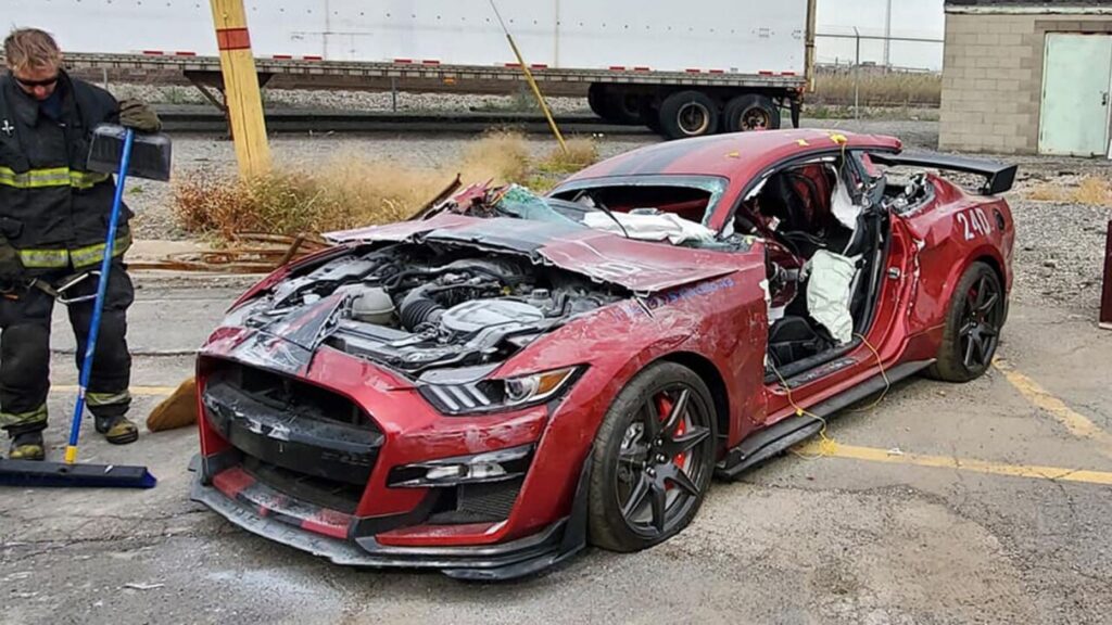 В США пожарные уничтожили 770-сильный Ford Mustang