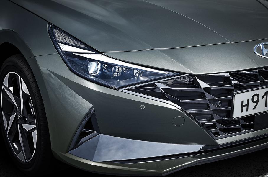 Компания Hyundai показала новую Elantra в России