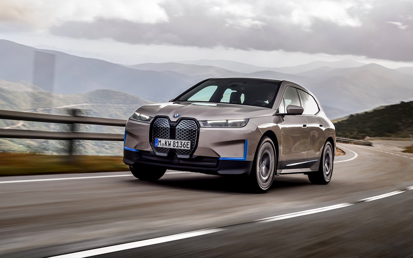 Компания BMW представила новый флагманский электромобиль