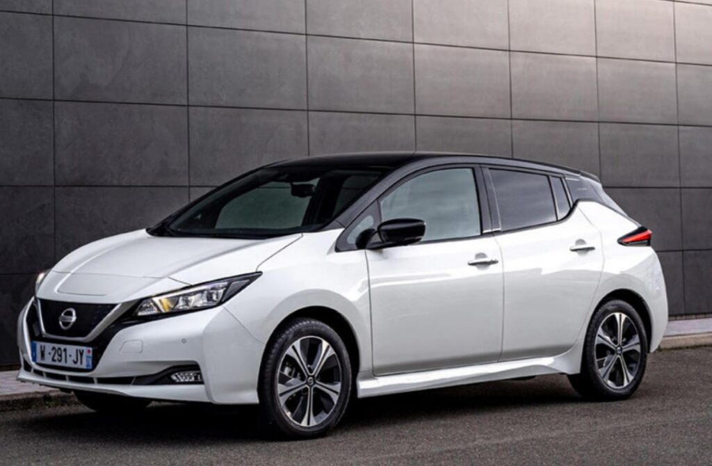 Nissan Leaf отмечает 10-летие флагманского электрического хэтчбека