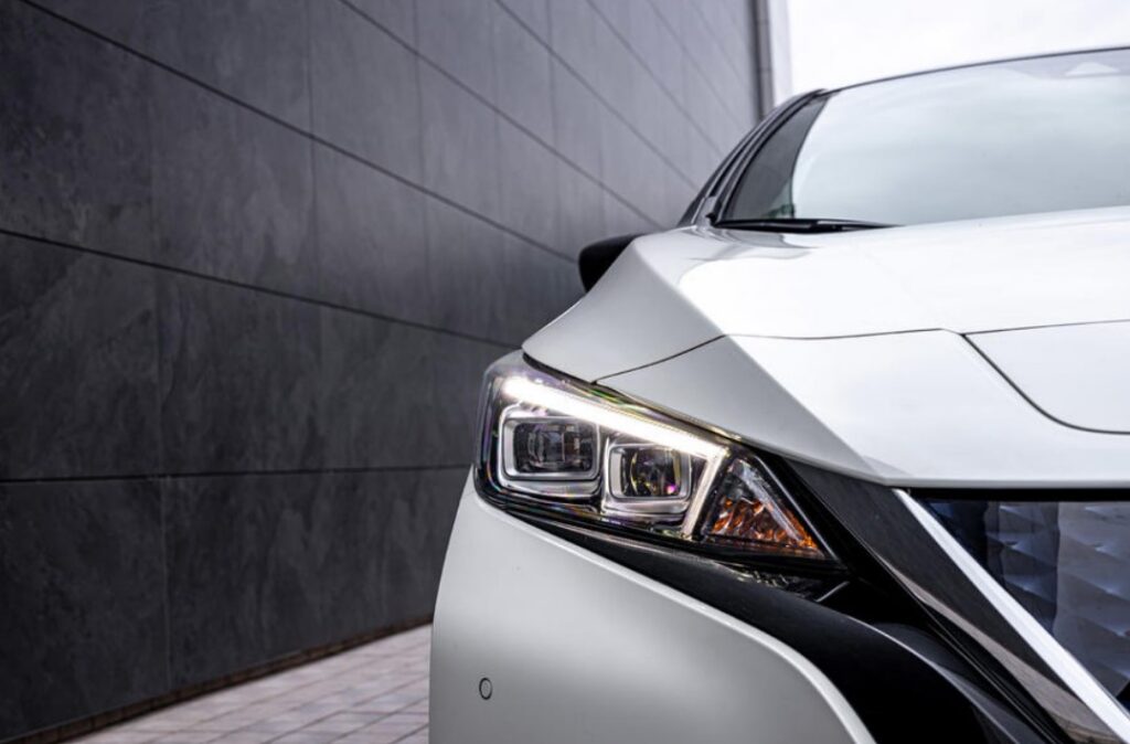 Nissan Leaf отмечает 10-летие флагманского электрического хэтчбека