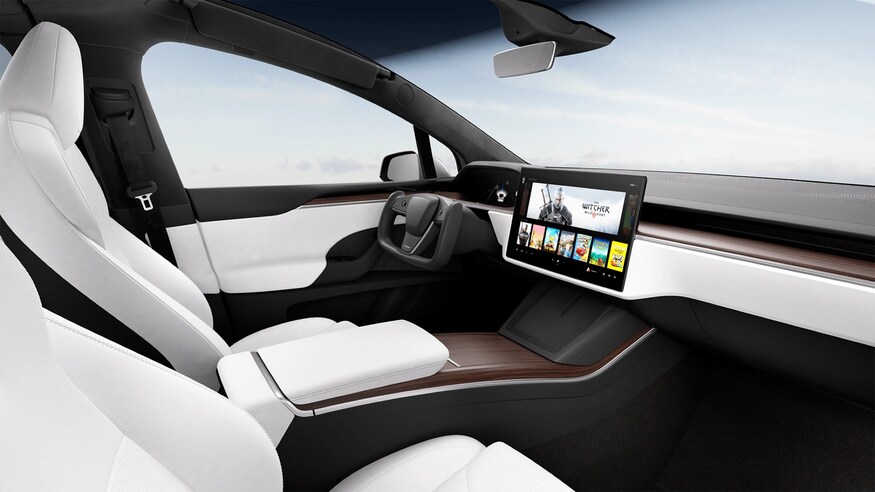 Tesla представила обновленный дизайн седана Model S с новым интерьером и странным рулем