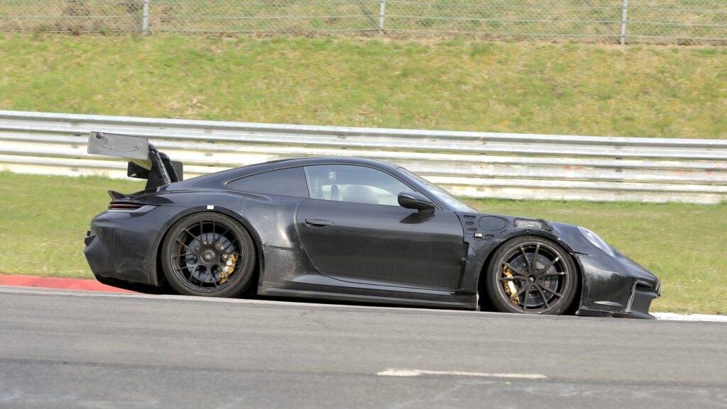 Новый Porsche 911 GT3 RS 2022 года заметили на Нюрбургрингской трассе