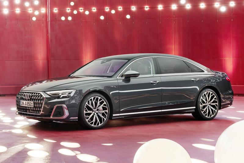 Марка Audi представила обновлённый седан Audi A8 2022 модельного года