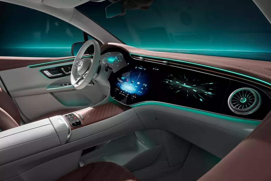 Бренд Mercedes-Benz показал салон нового электрического кроссовера EQE SUV