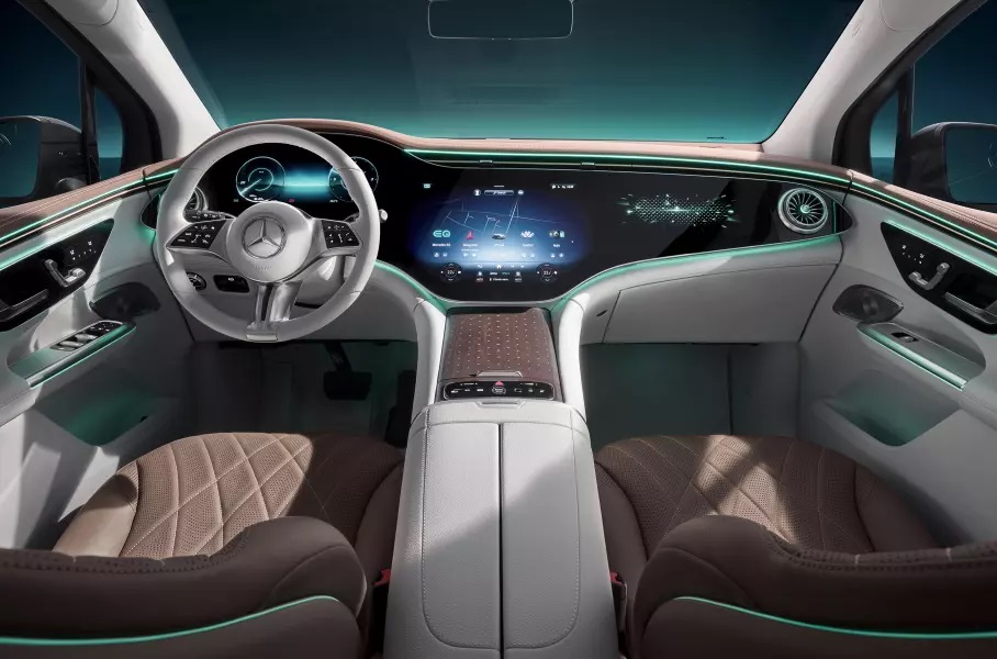 Бренд Mercedes-Benz показал салон нового электрического кроссовера EQE SUV
