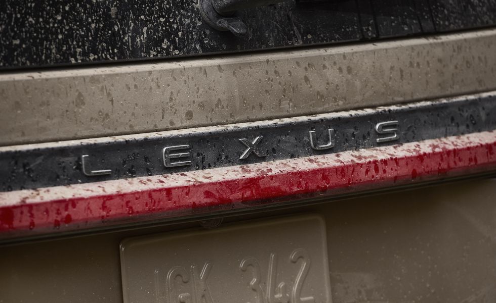 Компания Lexus опубликовала первые официальные тизеры внедорожника GX 2024 года