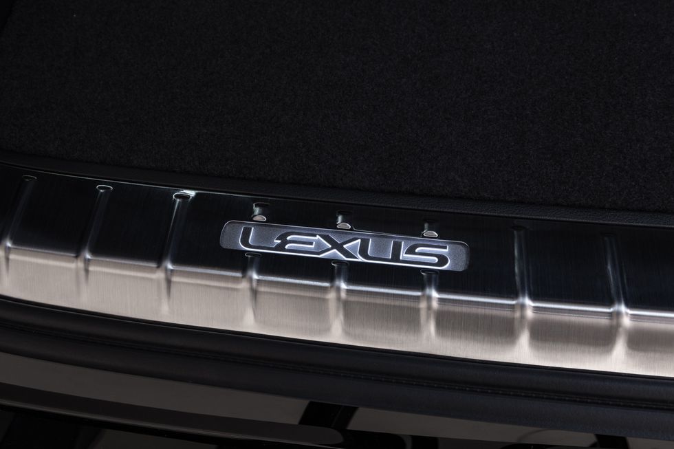 Новый трёхрядный роскошный кроссовер Lexus TX дебютировал официально