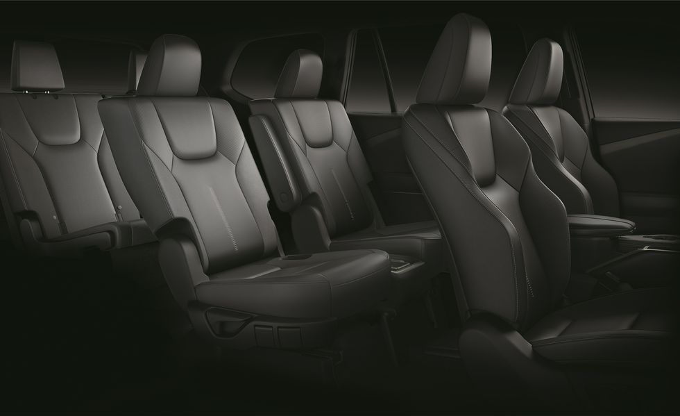 Lexus представила первые изображения нового трехрядного внедорожника TX