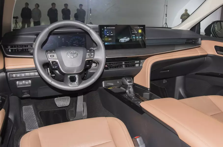 Новый седан Toyota Camry: базовая негибридная версия и другой салон