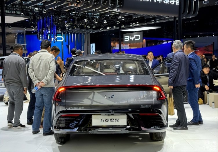 В КНР запустили продажи бизнес-седана в 1,5 раза дешевле корейского Kia K5
