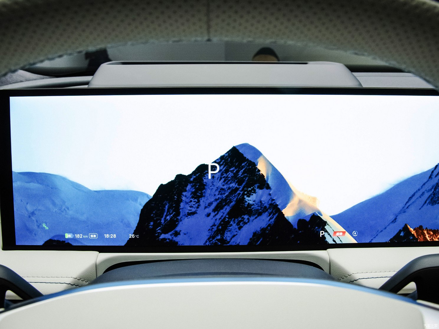 Geely запустила предзаказы на новый бизнес-седан Galaxy E8 с 45-дюймовым экраном