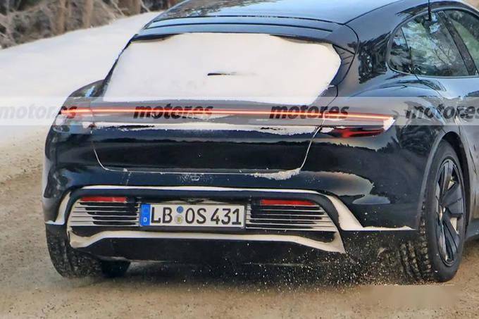 На шпионских снимках увидели новый Porsche Taycan Sport Turismo