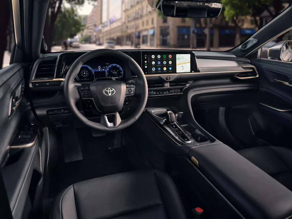 Новая Toyota GR Crown мощностью более 370 л.с. будет представлена летом 2024 года