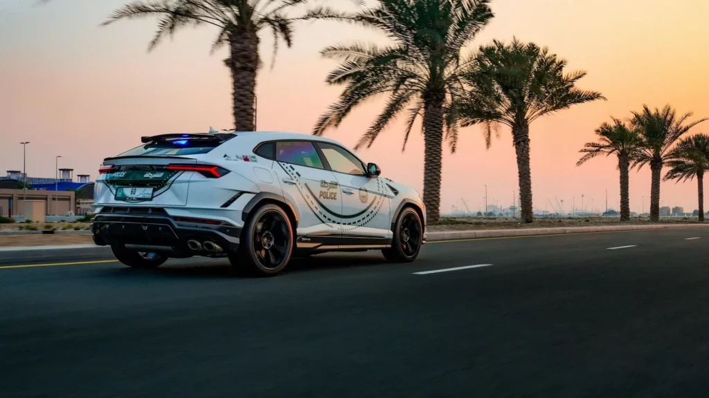 Полиция Дубая пополнила свой автопарк 657-сильным Lamborghini Urus Performante