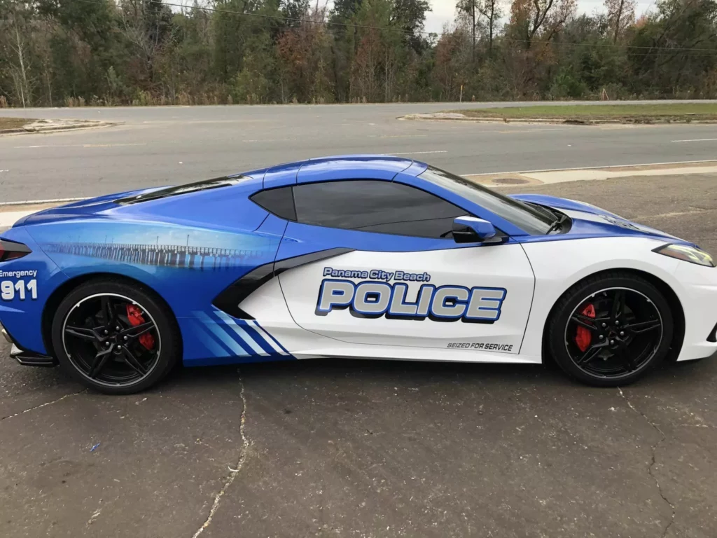 Полиция Флориды конфисковала Chevrolet Corvette Stingray 2022 года у торговца наркотиками и забрала его в свой автопарк