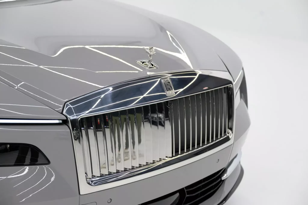 Неизвестный продает Rolls-Royce Spectre, несмотря на угрозу попасть в черный список компании