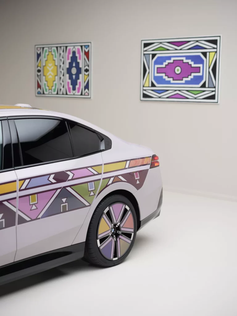 Новый арт-кар BMW i5 может менять цвет по желанию