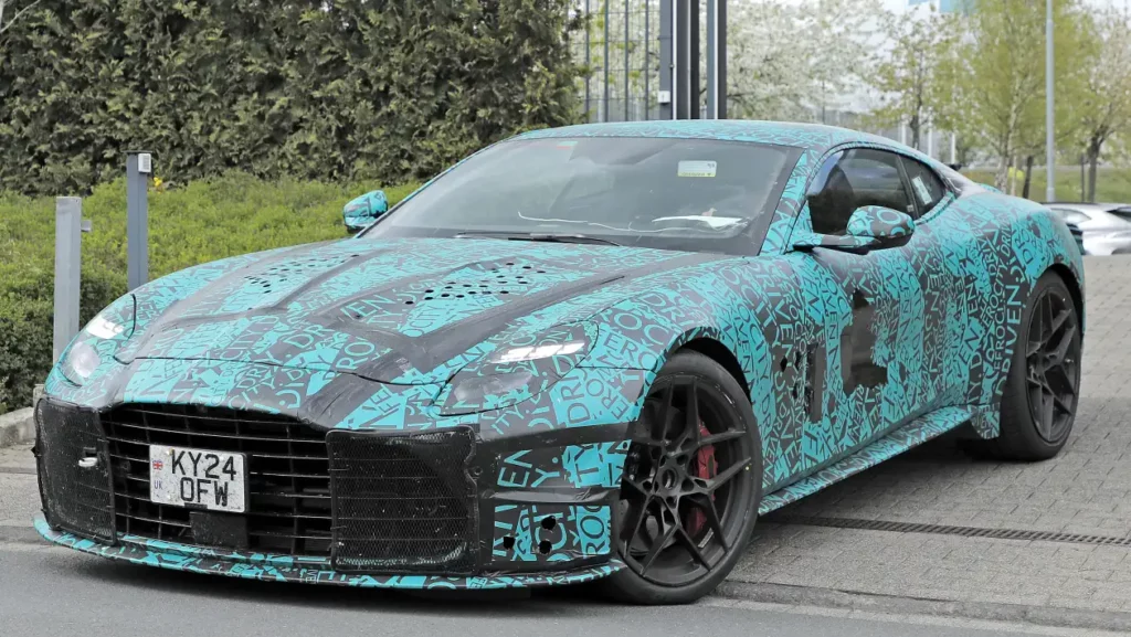 Новый Aston Martin Vanquish замечен: универсальный гранд-турер готовится к запуску