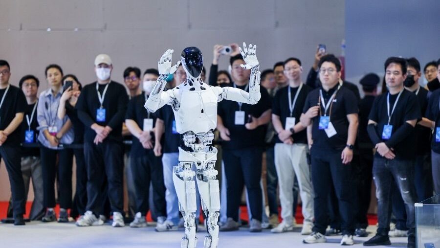 Xpeng продемонстрировала роботизированного помощника Iron на автосалоне в Шанхае