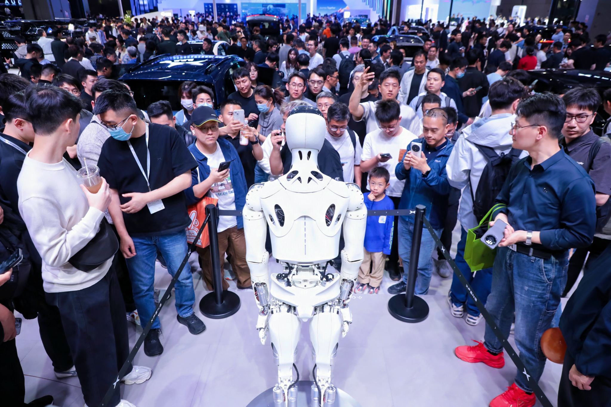 Xpeng продемонстрировала роботизированного помощника Iron на автосалоне в Шанхае