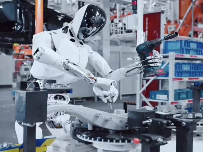Xpeng продемонстрировала роботизированного помощника Iron на автосалоне в Шанхае