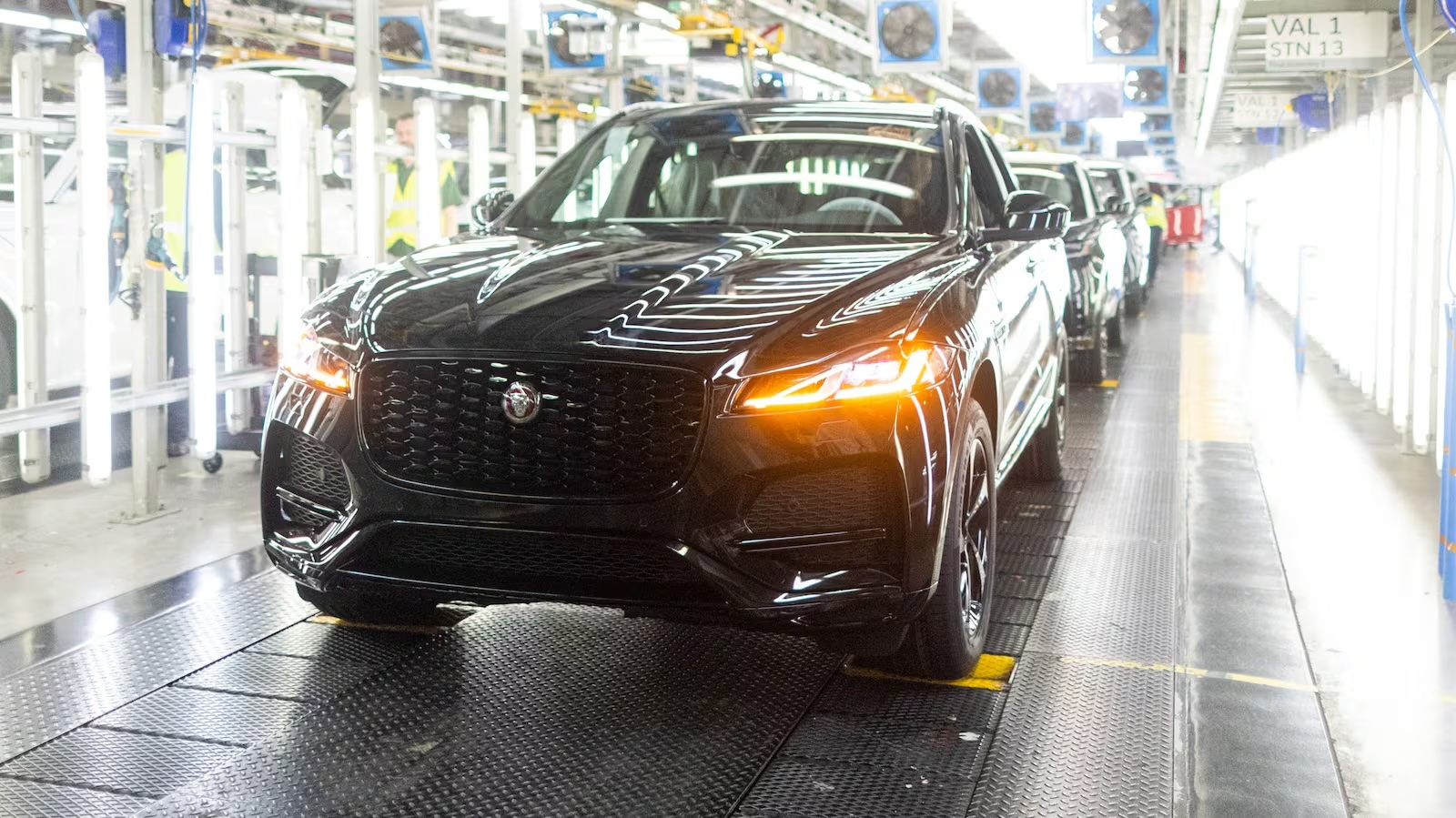 Jaguar Land Rover возобновил поставки в США после паузы из-за тарифов