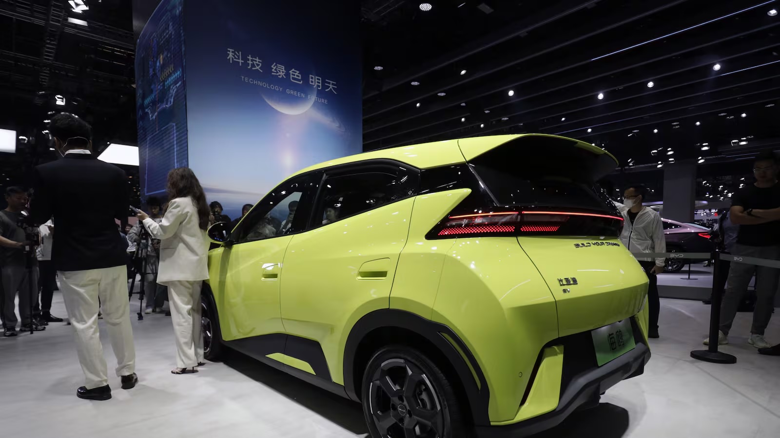 BYD продолжает ценовую войну на китайском рынке, предлагая премиум-функции бесплатно