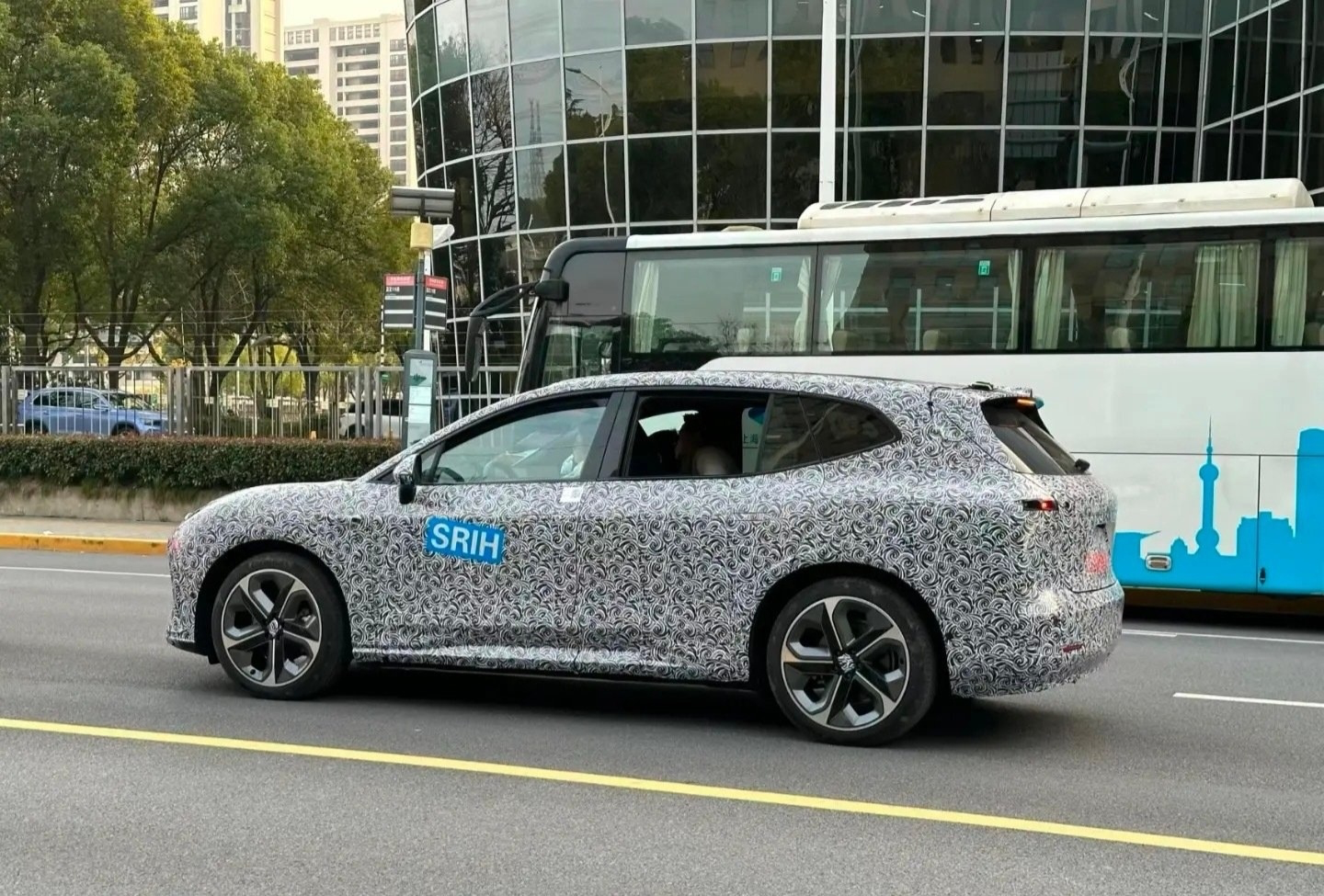 В Китае замечен тестовый образец электрокроссовера Shangjie от Huawei и SAIC